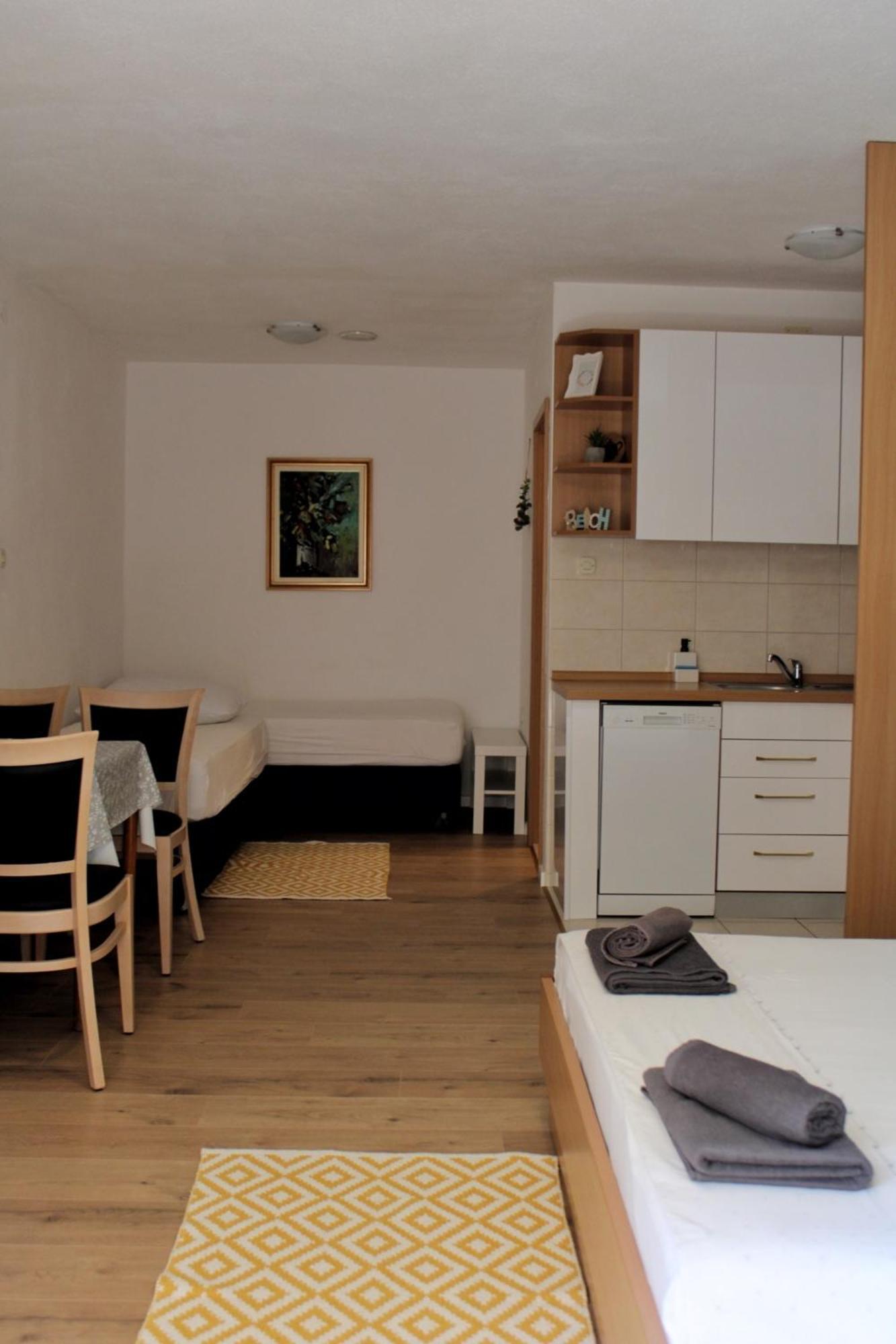 Studio Laura-Spacious Studio On The Main Beach Макарска Екстериор снимка